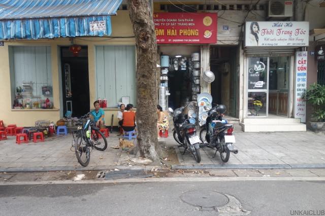 ベトナム、ハノイ、マイチャウ、モクチャウ高原の旅−５６、ホーロー食器の店へ。