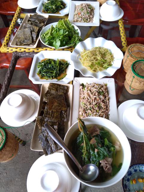 ルアンパバーン、ビエンチャン、バンコクの旅−３０、ラオス料理教室で作った料理を食おう。