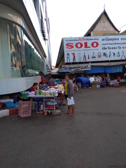 ルアンパバーン、ビエンチャン、バンコクの旅−５９、ビエンチャン、タラート・サオ市場へ。