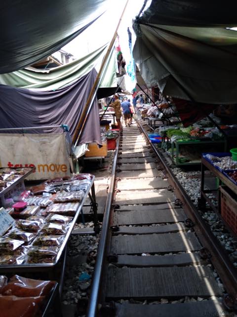 ルアンパバーン、ビエンチャン、バンコクの旅−８２、メークロン市場へ。