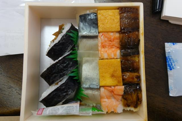 九度山暮らしのある日、個展をやった−０９。３日目が始まる。昼飯は「浪速古市庵」の大阪寿司。