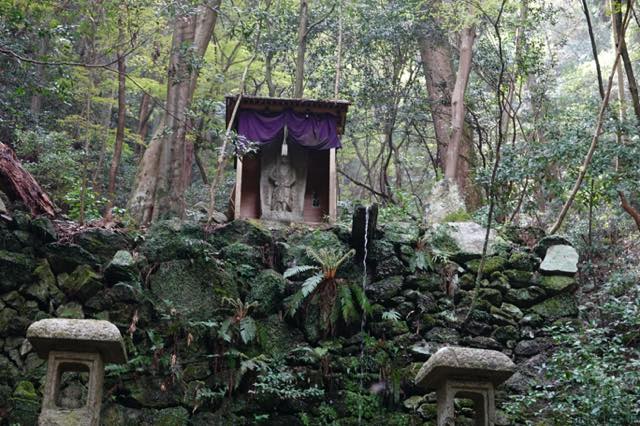 桜の季節、醍醐寺から石山寺へ、そのはずが？−０５、醍醐の花見をすぎて不動の滝へ。