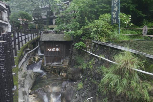 熊野古道の旅、中辺路をちょろっと。−２６、湯の峰温泉、壺湯に入る。