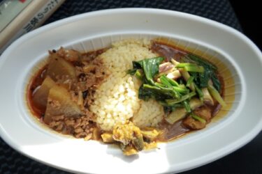 久しぶりに、「鳥唄山馨　キッチンカー」でカレーをいただく。